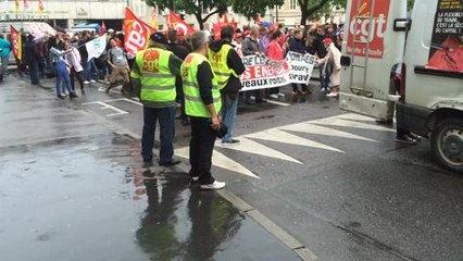 Nancy : manif pluvieuse contre la loi...