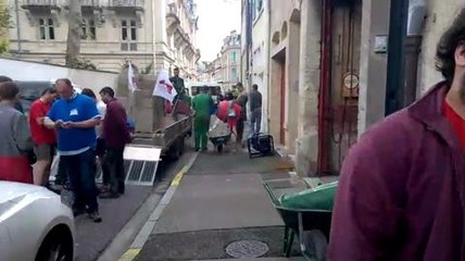 Les Jeunes Agriculteurs montent un mur de protestation devant la permanence du...