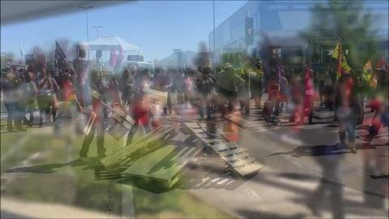 Besançon : feu de joie devant le bâtiment du Medef contre la loi...