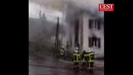 Spectaculaire incendie en cours a...