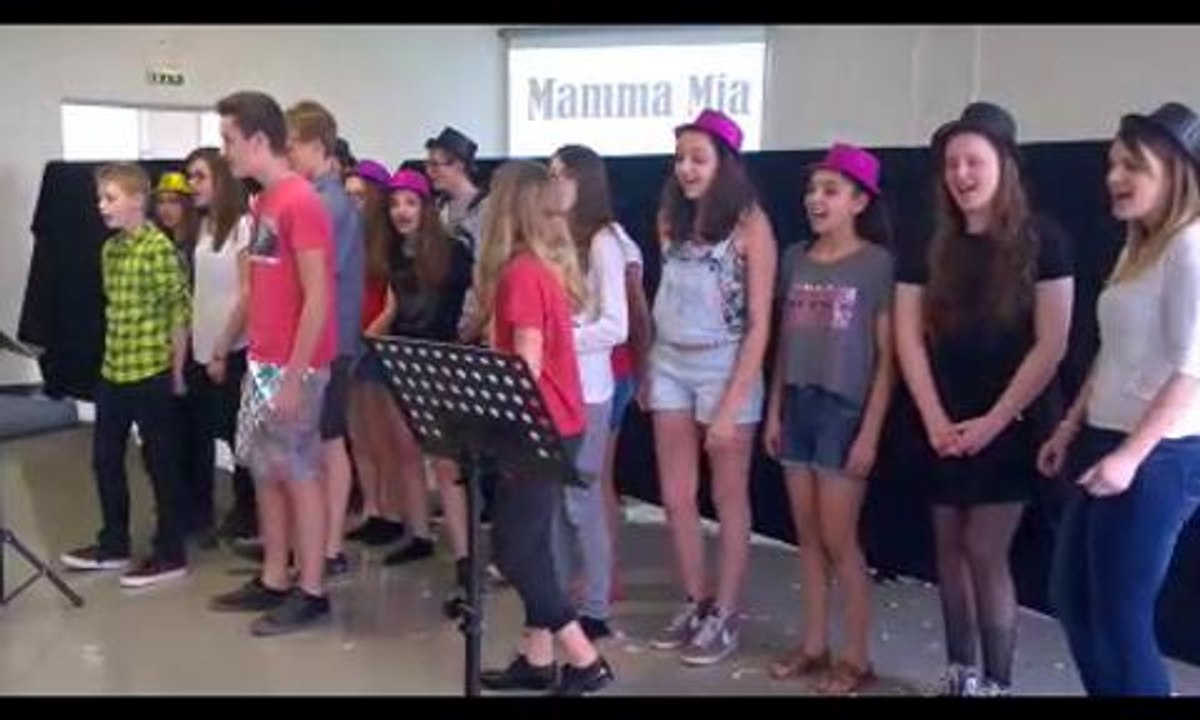 Luneville : les eleves du college Bichat chantent la comedie musicale "Mama mia" dans la langue de...