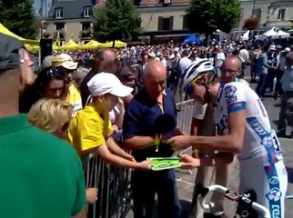 Tour :Thibault Pinot avant le départ de la dernière étape