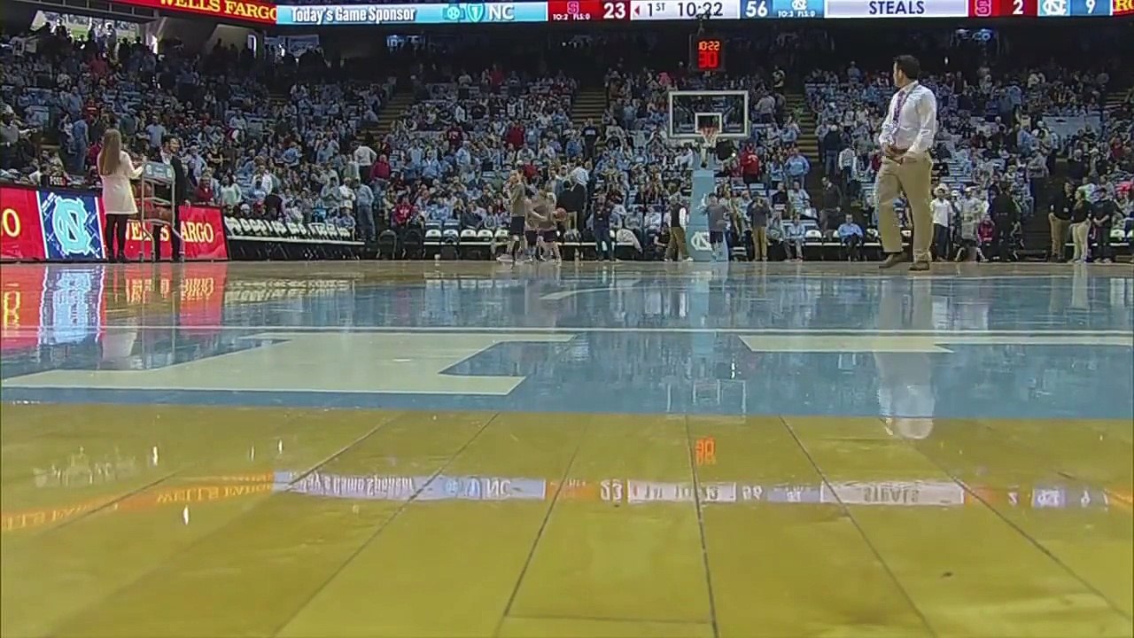 Un môme ramasseur de balles pendant un match universitaire de basket fait le show en mettant trois paniers parfaits d'affilée devant la foule en délire
