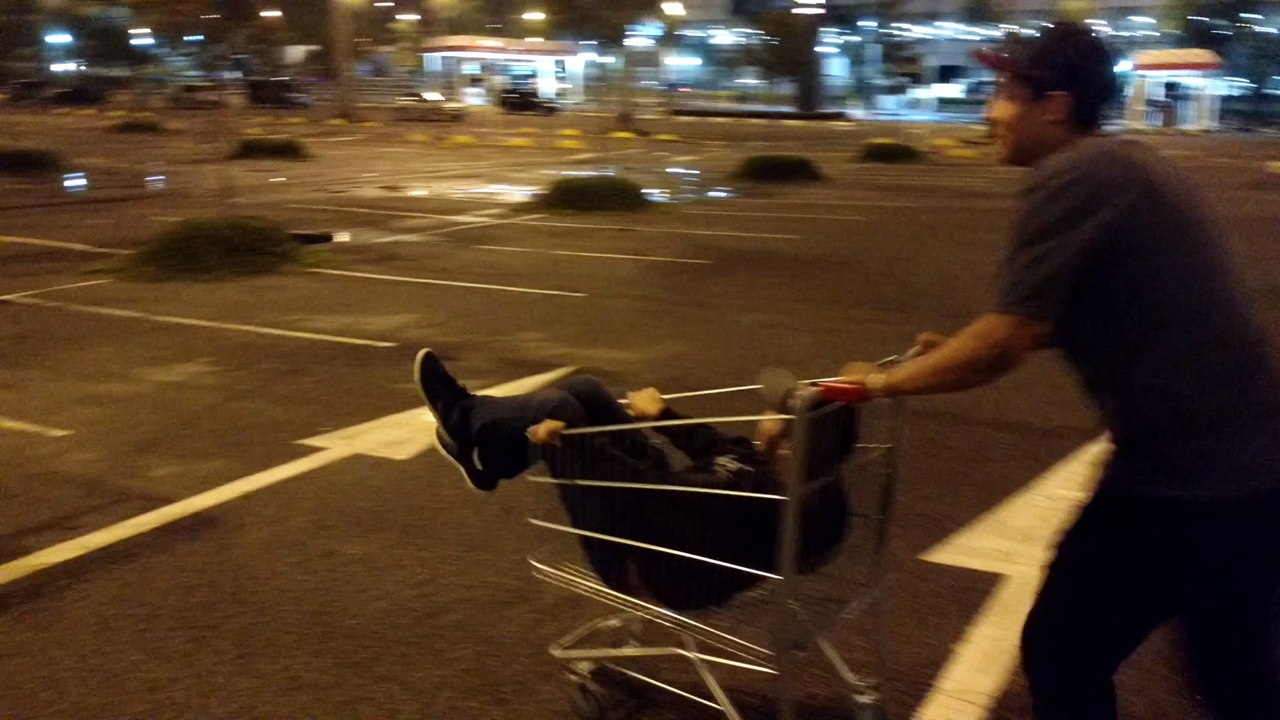 NO ESTACIONAMENTO DO SHOPPING
