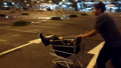 NO ESTACIONAMENTO DO SHOPPING