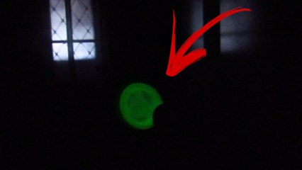 TESTEI UMA CAMISINHA QUE BRILHA NO ESCURO !!