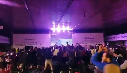 Έτσι πανηγύρισαν οι πρόσφυγες τη νίκη της Μπαρτσελόνα (2)