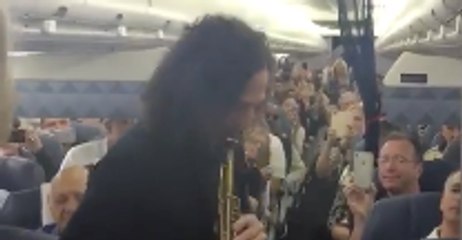Delta Passengers Given Surprise Charity Performance by Kenny G