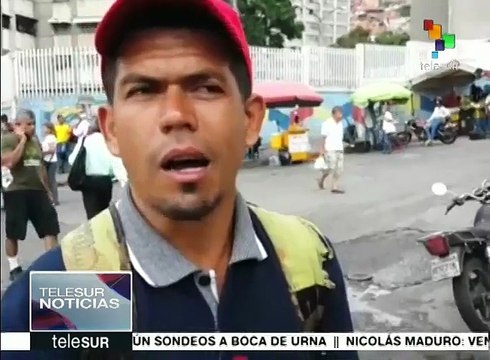 Venezolanos limpian los destrozos causados por opositores de derecha
