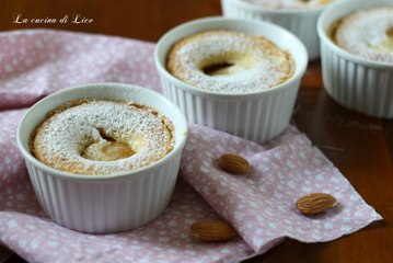 Pesche sciroppate in tortine alle mandorle