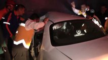 Tırın Altında Kalan Otomobildeki Anne Öldü, Oğlu Ağır Yaralandı
