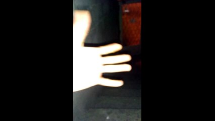 Queimando a mão Com cigarro 