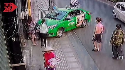 Taxista vio robo y decidió embestir la moto del ladrón