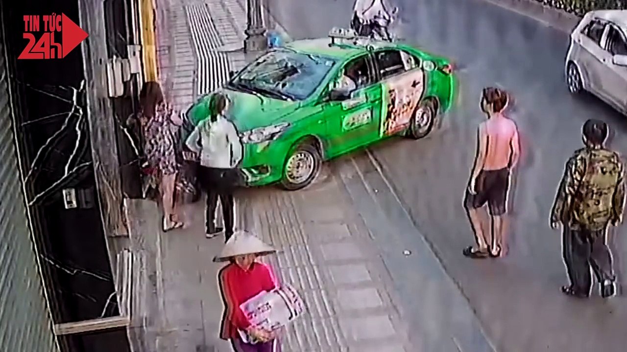 Taxista vio robo y decidió embestir la moto del ladrón