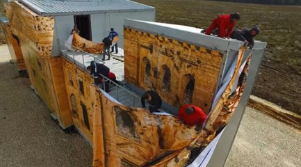 Люди из ваты берут штурмом Рейхстаг из фанеры
