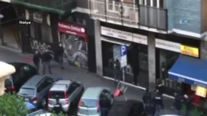 Polis Bıçaklı Şahsı Vurdu