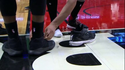 Quand Robin Lopez refait les lacets de Jae Crowder