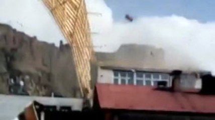 Fırtına Çatıları Uçurdu: Panik Anı Kamerada