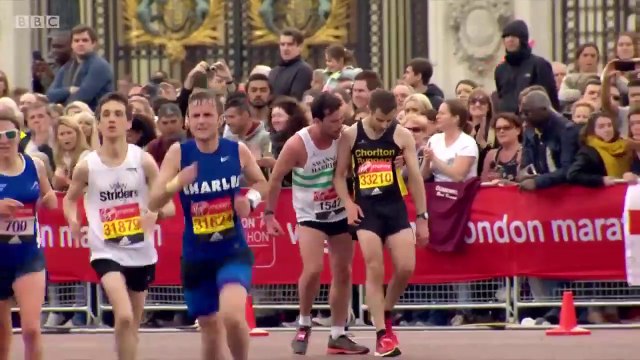 Ce marathonien abandonne sa course pour aider un athlète exténué - Marathon de Londres