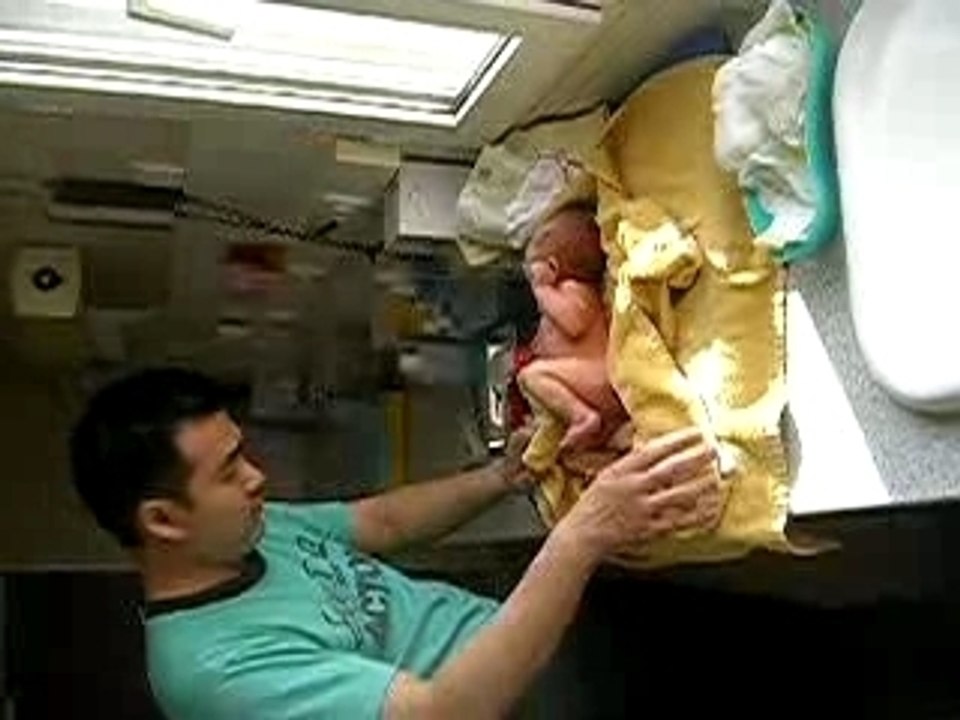 Papa donne le bain a la maternité