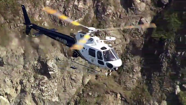 Intervention pour sauver un homme qui saccroche à une falaise escarpée sur la mer