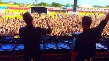 Ces 2 DJ australiens piégent leur public en plein show... Troll trop drole