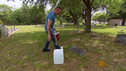 Il dédie son seul jour de repos à la restauration des pierres tombales d'anciens combattants