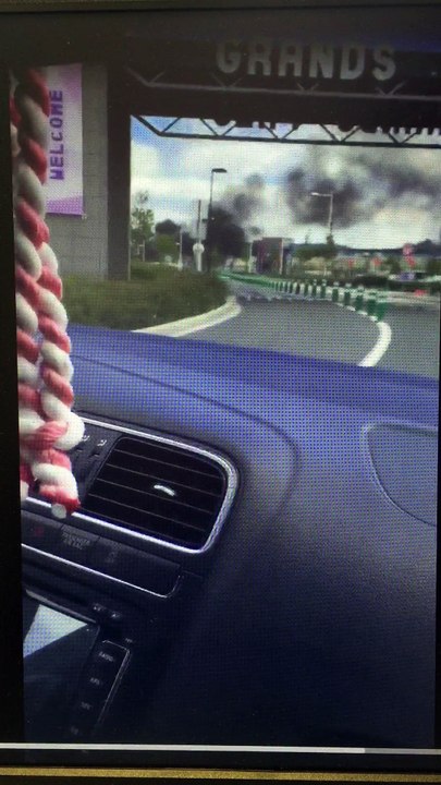Impressionnant incendie de caddies aux Grands Prés
