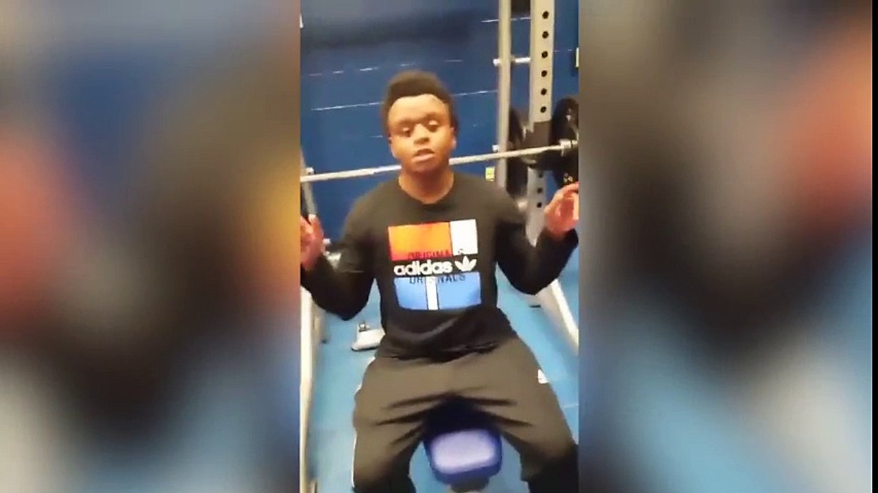 Levantador de pesas queda en ridículo al hacer fuerza