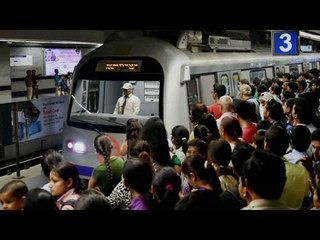 Скачать видео: Boy commits suicide by jumping before Metro at Rohini, died