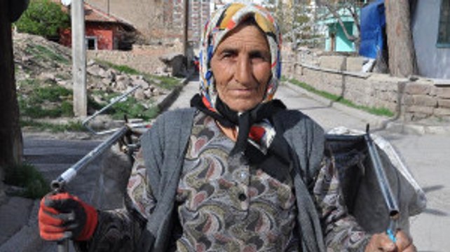 Karton Satarak Ev Geçindiren Kadın Günde Sadece 15 Lira Kazanıyor