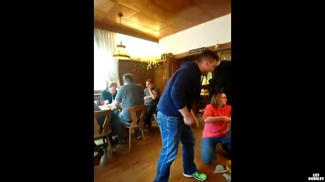 Il tente d'ouvrir un tonneau de bière, mais cela finit en grosse catastrophe