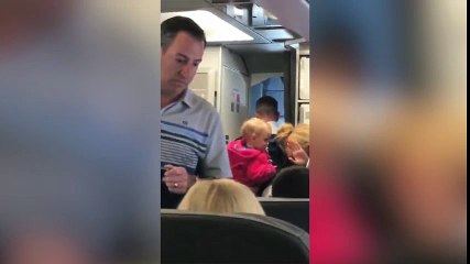 Empleado de American Airlines desafía a pasajero a pegarle