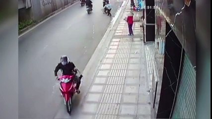 Epic karma: Taxista embiste a ladrón y recupera cartera robada