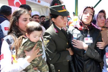 Şehit Babalarını Asker Üniformasıyla Uğurladılar
