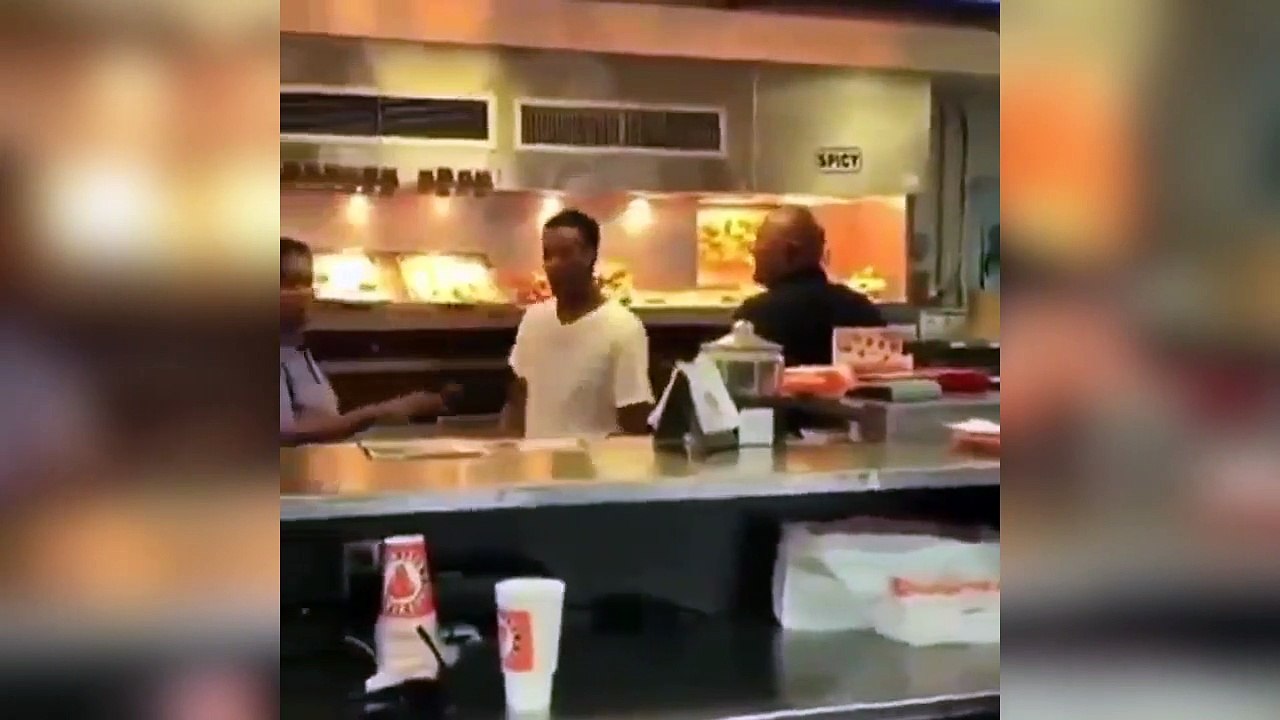 Ce taré rentre dans un fast-food et se sert comme dans un self... Dingue