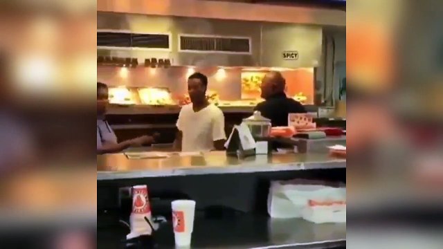 Ce taré rentre dans un fast-food et se sert comme dans un self... Dingue