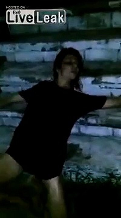 Cette fille est tellement droguée qu'on dirait un vrai zombie