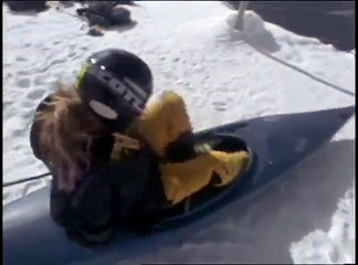 Une tête brûlée descend une piste noire en kayak