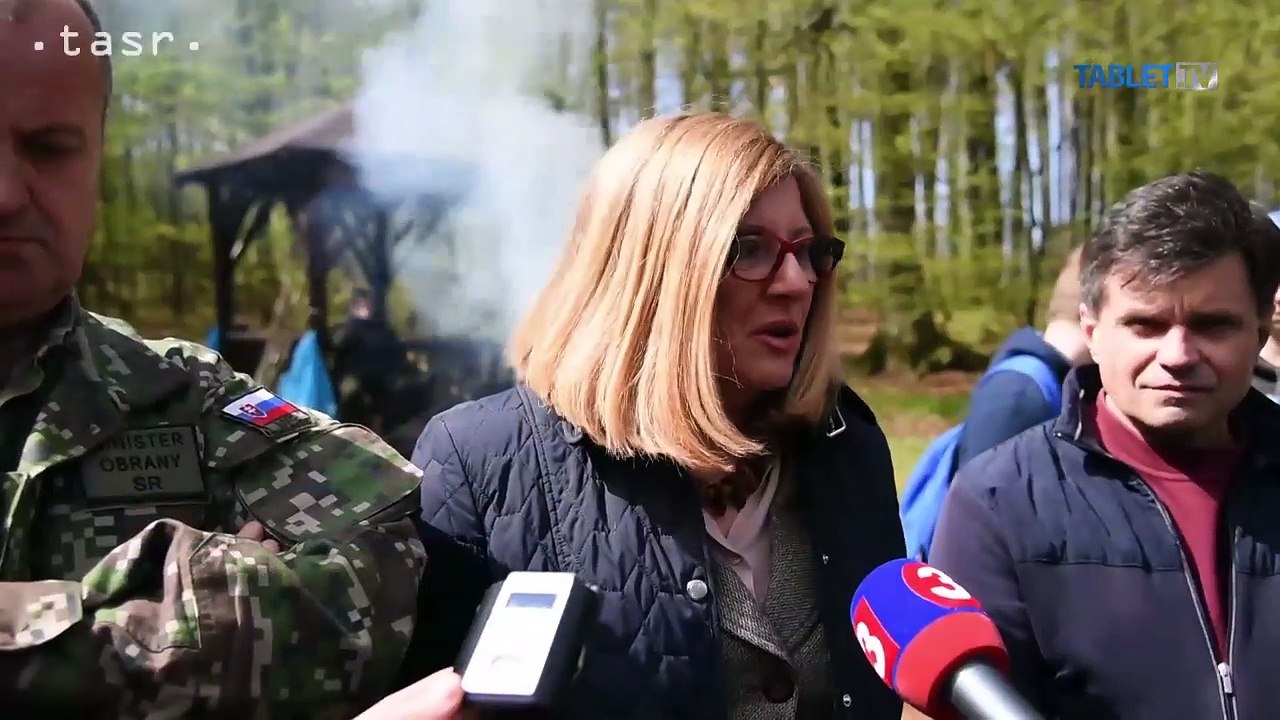 Ministri školstva, obrany a pôdohospodárstva dnes sadili s deťmi stromy