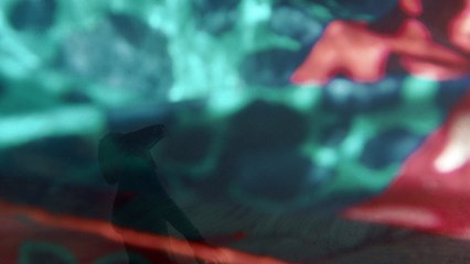 "Silk Waves" : la très chic leçon de surf d'Hermès