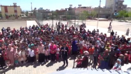 Türk ve Suriyeli Çocuklara Kıyafet Yardımı