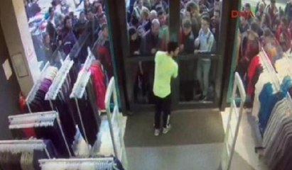İzmit'te izdiham...  Kapılar açılınca mağazaya hücum ettiler