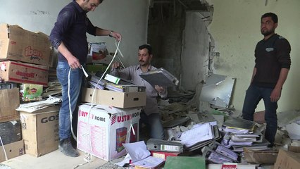 Volunteers search rubble to save Mosul university