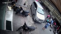 Biết nói gì! Dừng xe giữa đường, mở cửa kiểu khốn nạn khiến người đi xe máy bị tai nạn nặng nề... Vậy mà việc đầu tiên làm là... săm soi cái cửa xe. Biết nói sao?