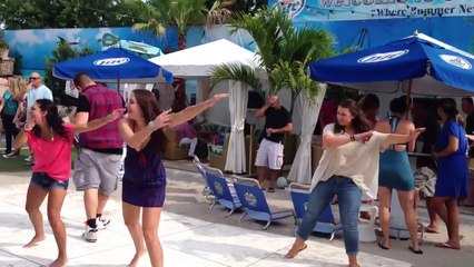 Пьяный парень танцует Зумбу .