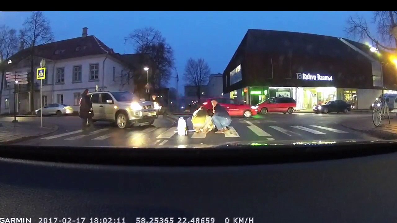 Il blesse une vieille dame en voulant l’aider à traverser