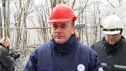 En pleine interview cet homme est frappé par un bloc de glace, sauvé par son casque