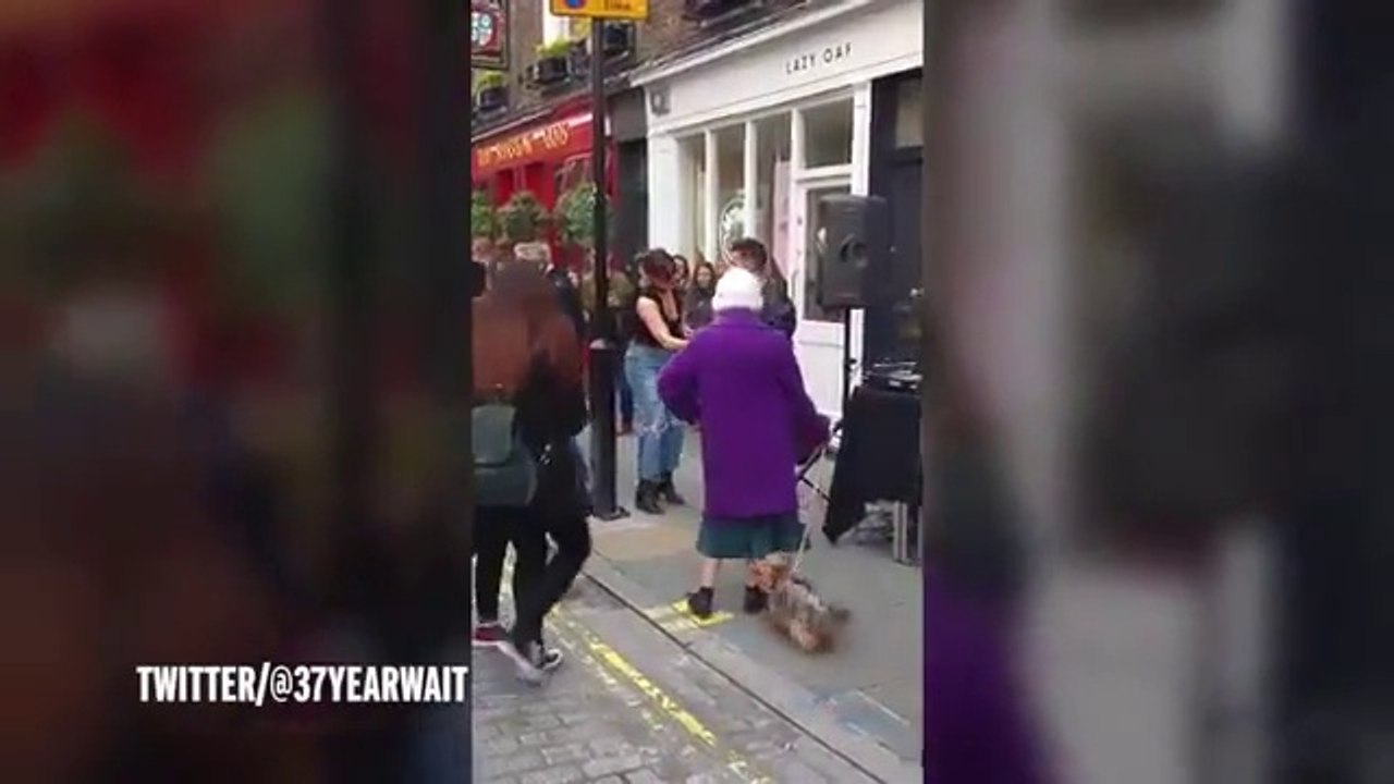 Cette mamie squatte une fête de jeunes et danse avec eux... Trop drole
