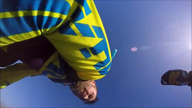 Il se casse le dos en faisant une roue arrière en moto